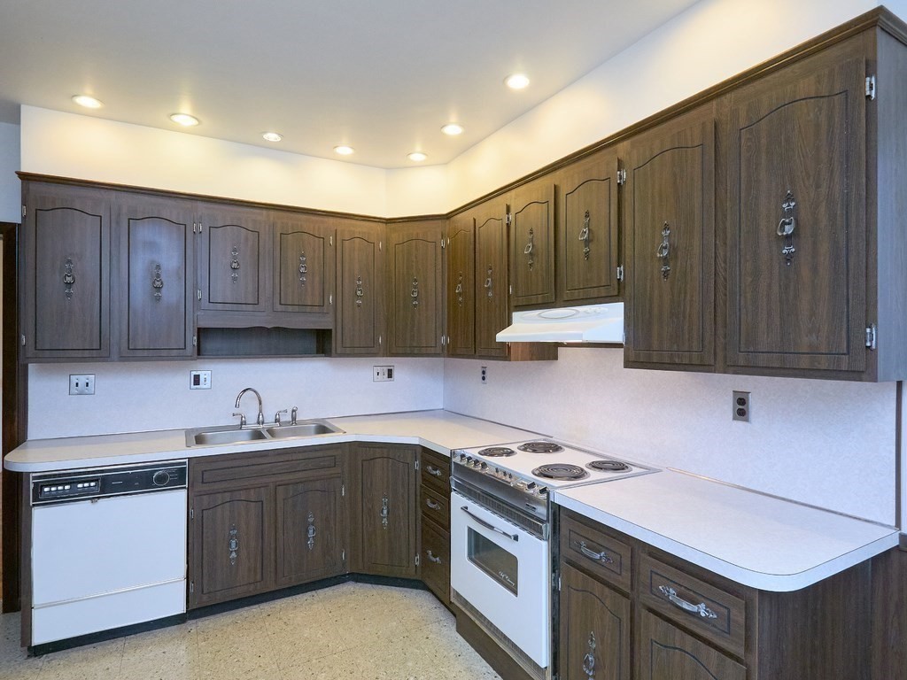 Belmont, Massachusetts 02478, United States, 3 Bedrooms Bedrooms, ,1 BathroomBathrooms,Residential,Active,100204