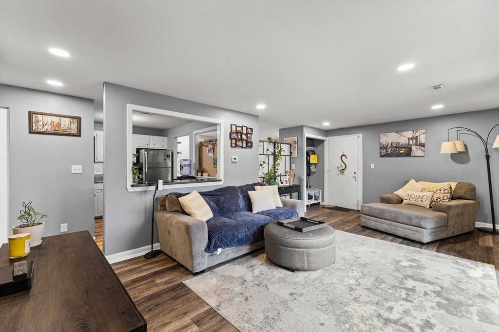 221 Oak St 223