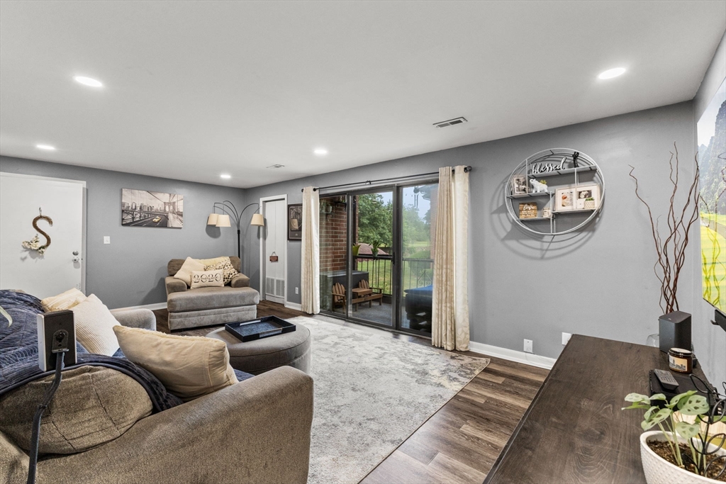 221 Oak St 223