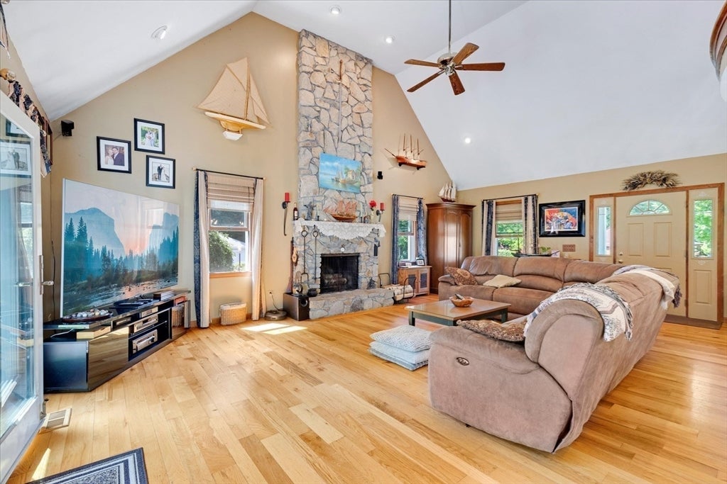 35 Margaret Rd, Middleboro, MA Photo #6