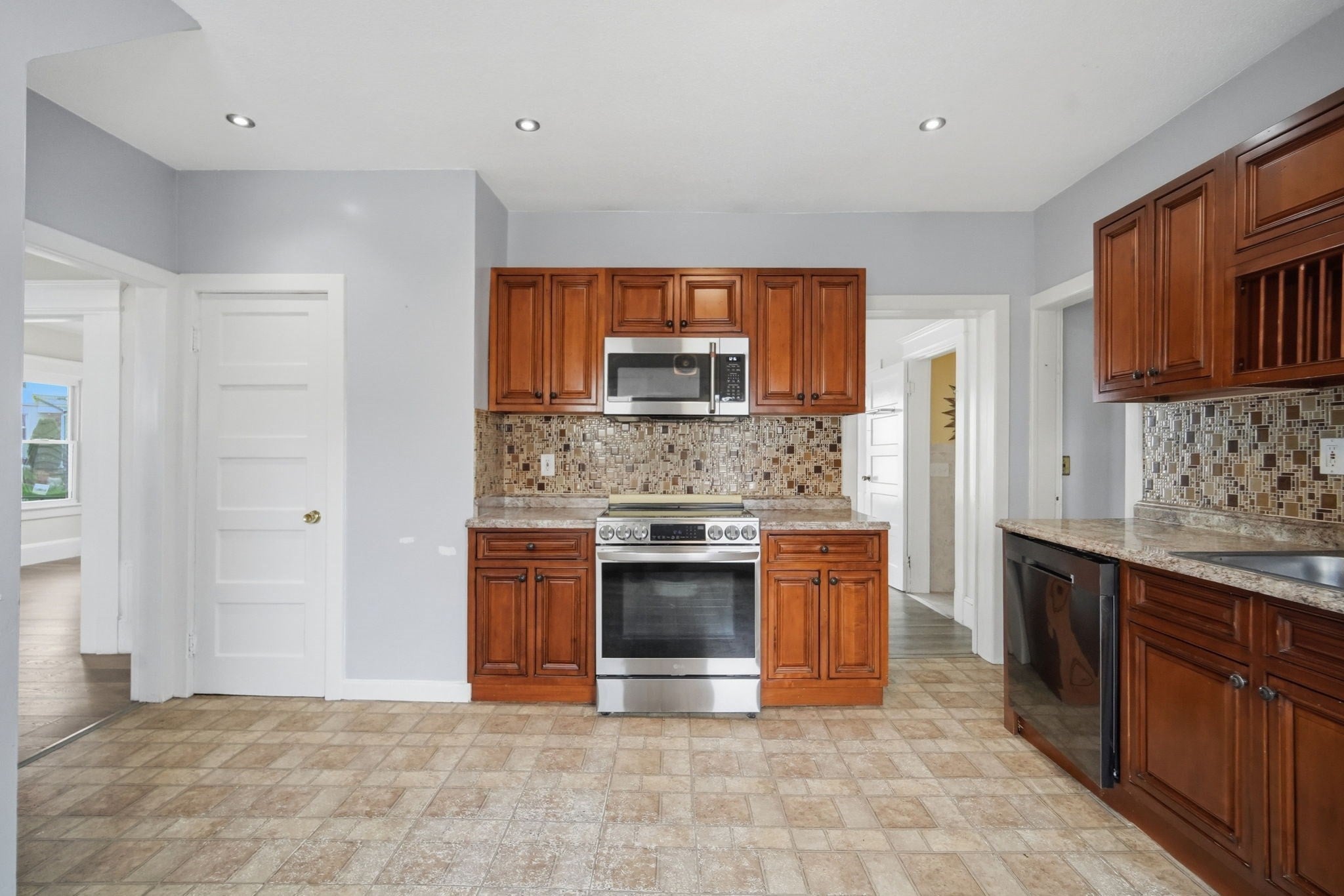 98 Bristol Street, Springfield, MA Photo #24