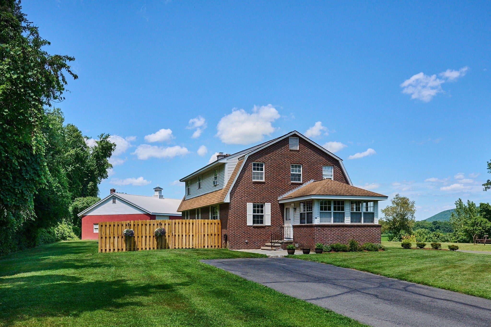 34 Plain Rd East