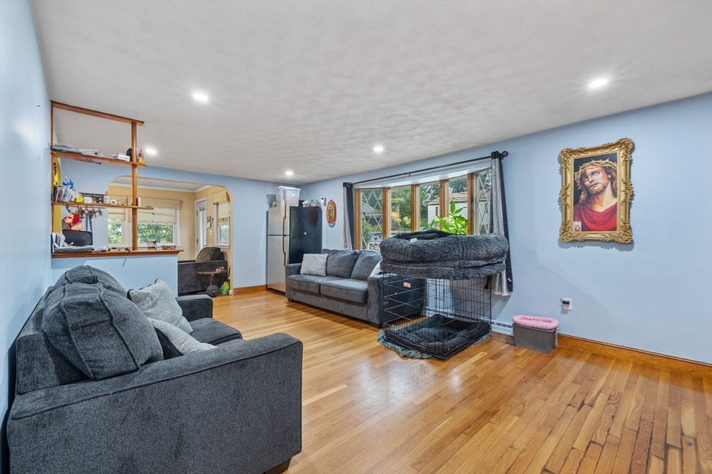 18 Sterling Ave