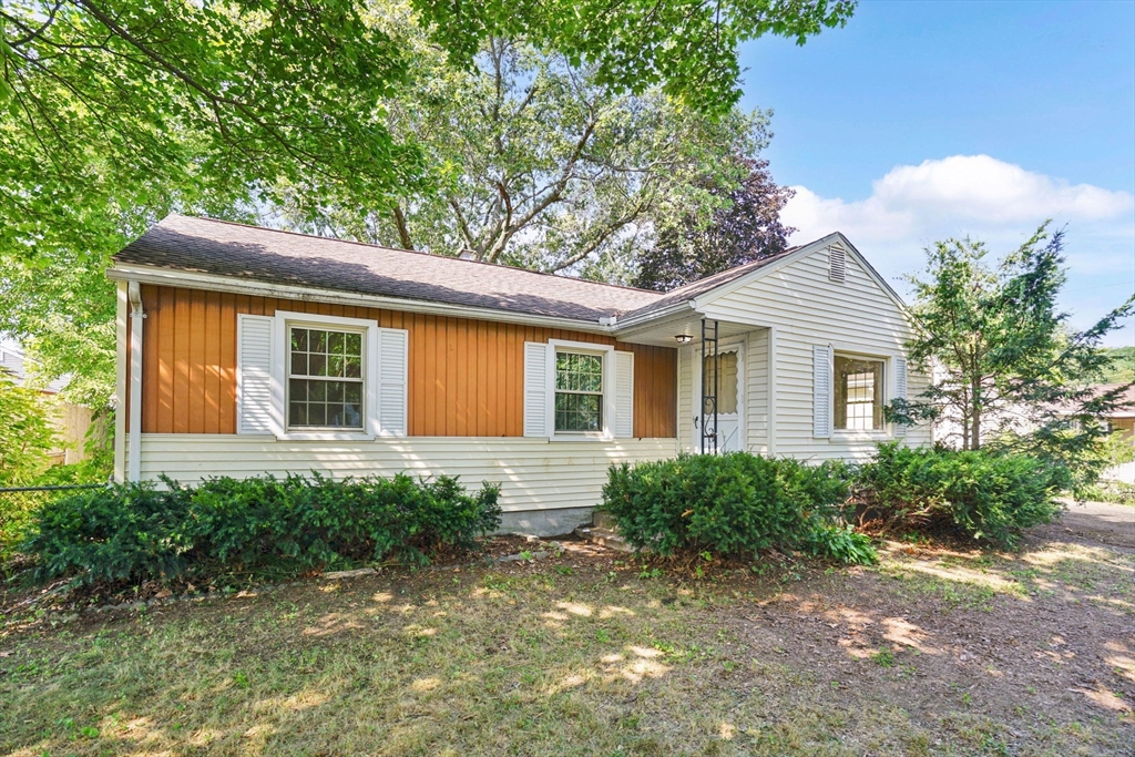 11 W Canton Cir