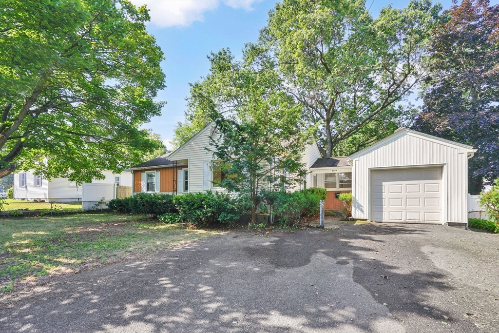 11 W Canton Cir
