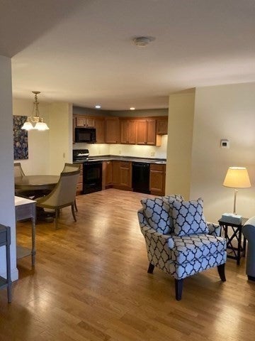 7 Crescent Way 307