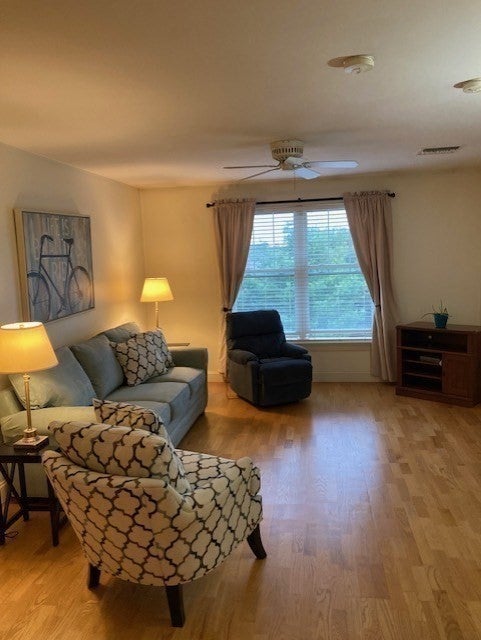 7 Crescent Way 307