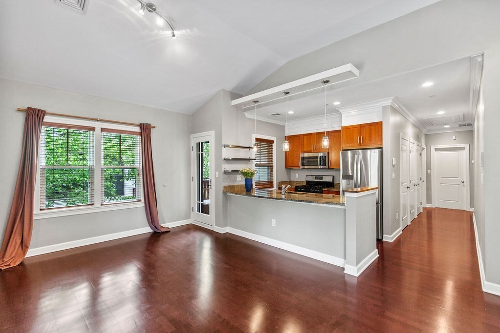 121 Green St. 304