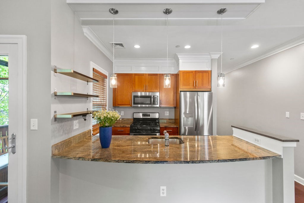 121 Green St. 304