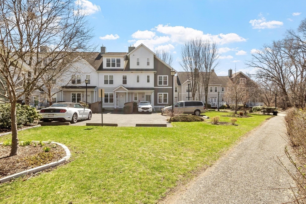 7 Lark Dr 202