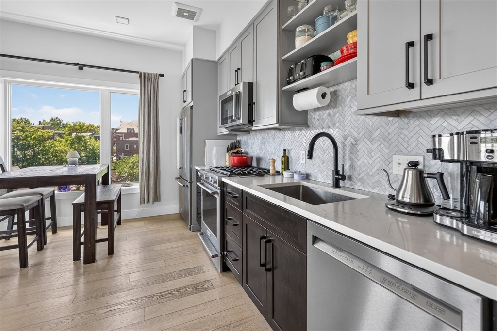 287 Maverick St 505