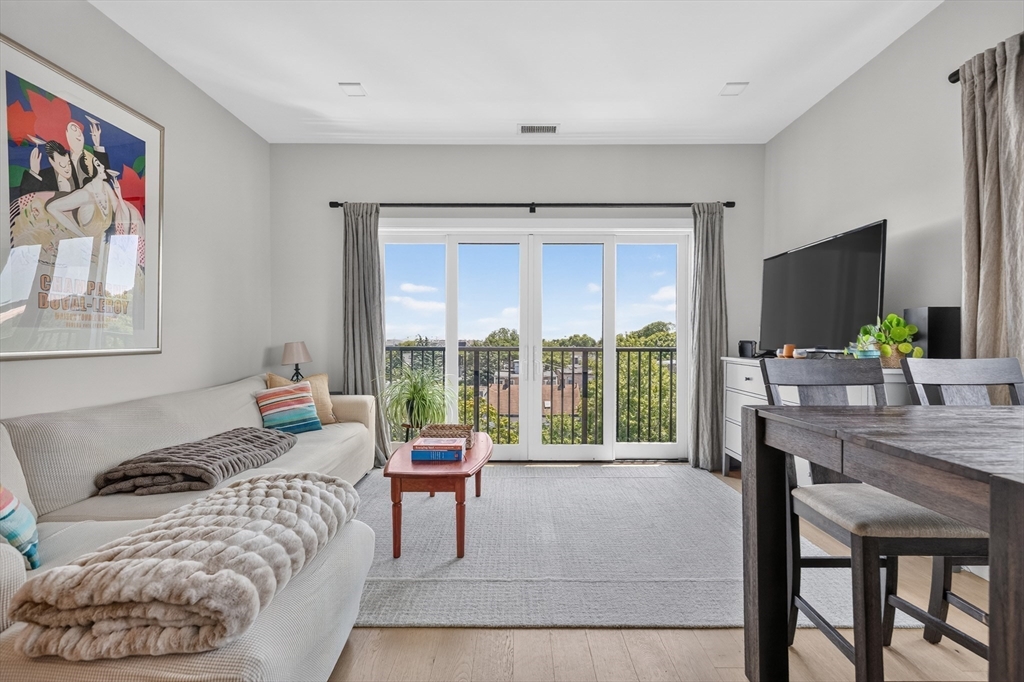 287 Maverick St 505