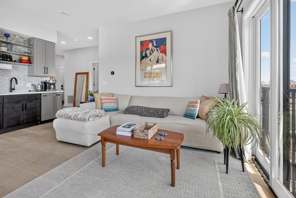287 Maverick St 505