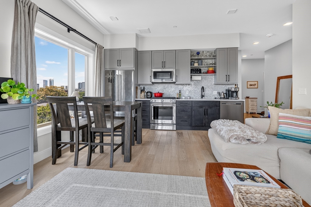 287 Maverick St 505