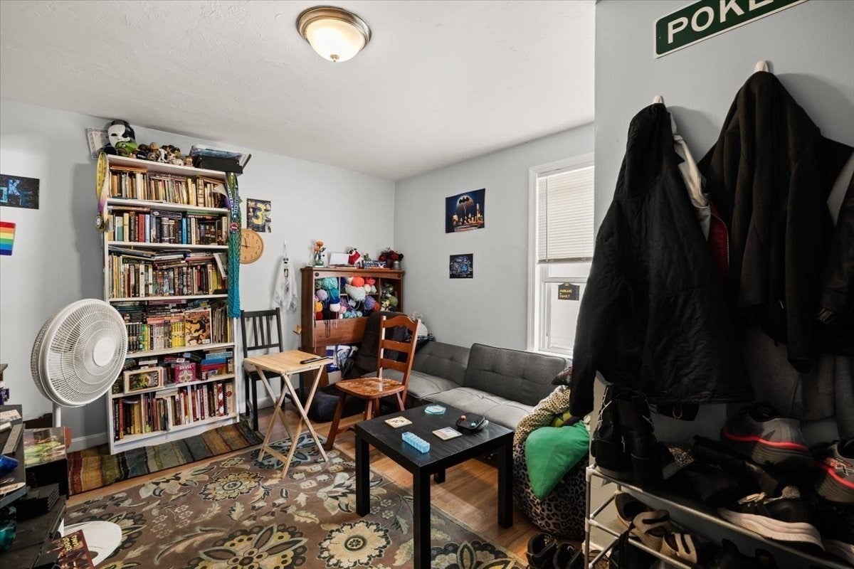 64 Oak St