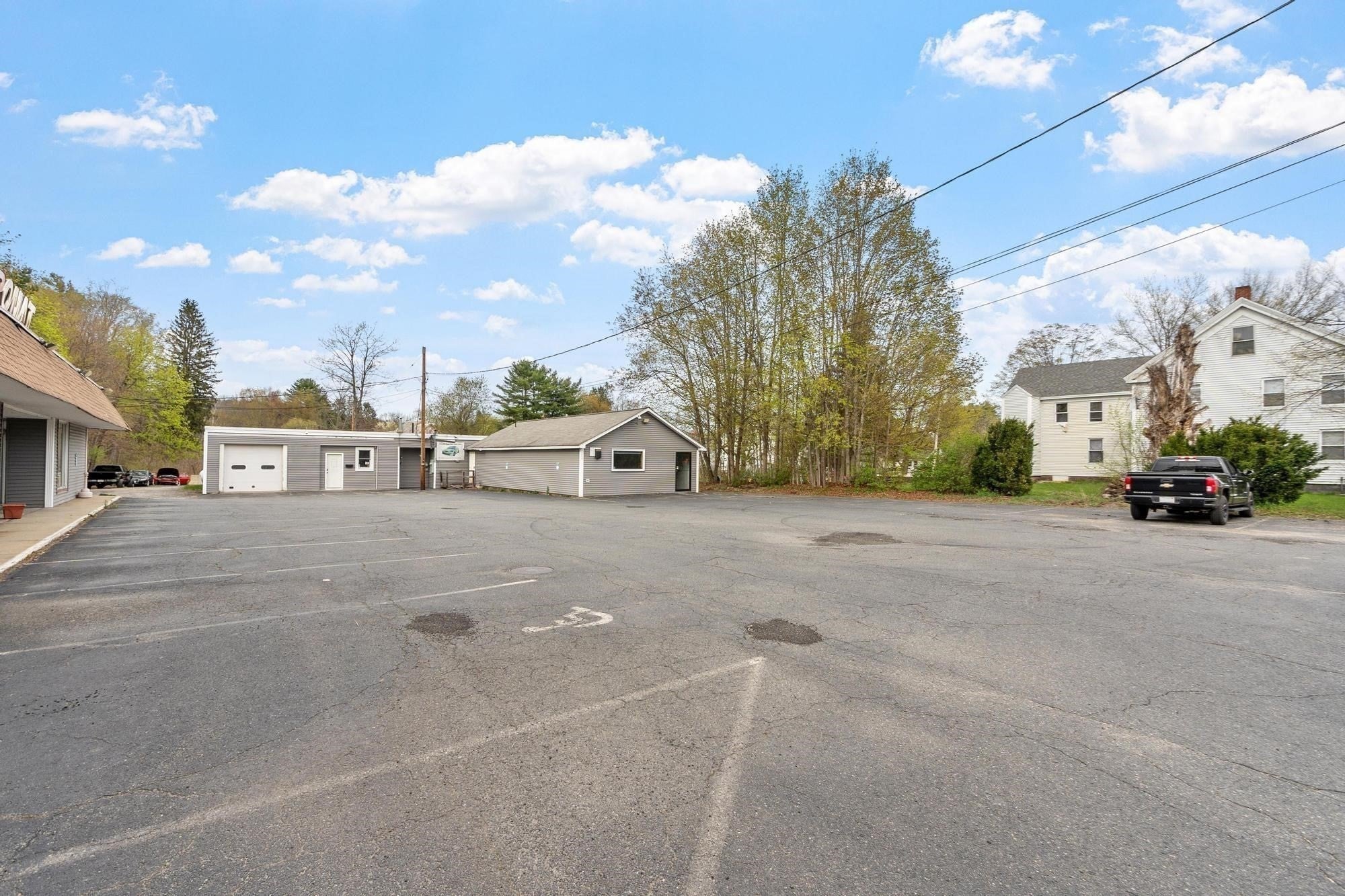 181 E Main St