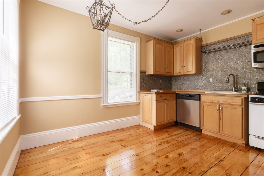 327 Lafayette St 2