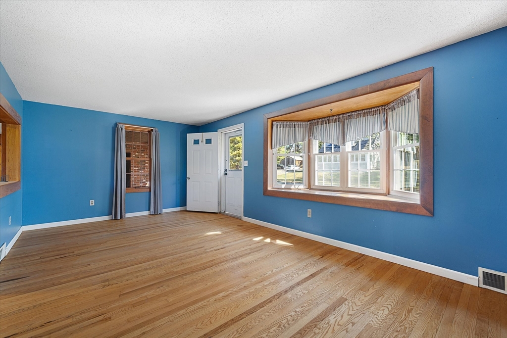 10 Emond Ave