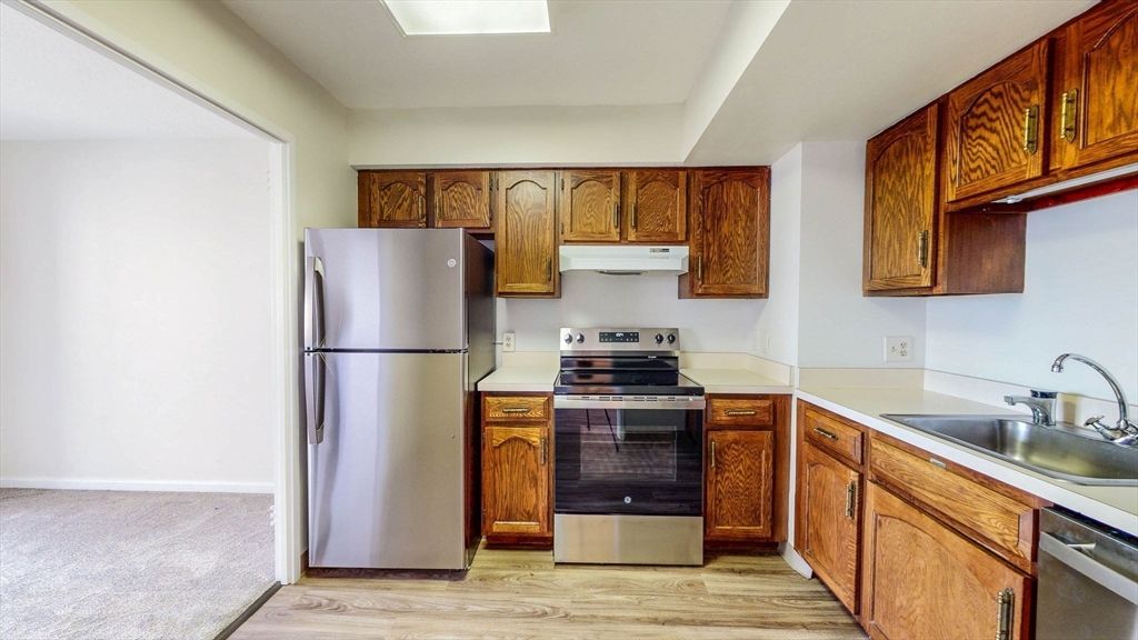 250 Hammond Pond Pkwy 707S