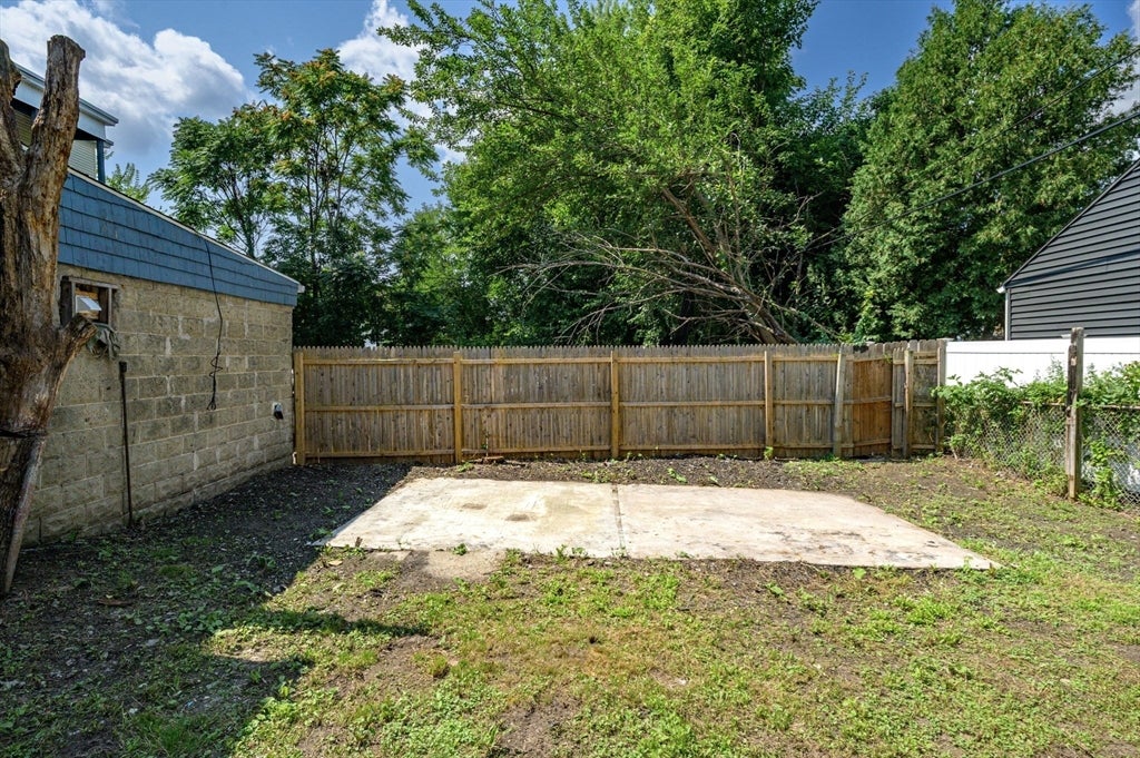 196 Massasoit St, Springfield, MA Photo #28