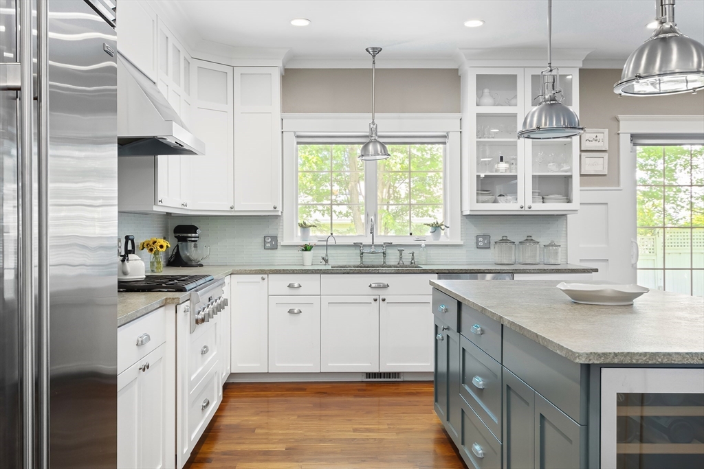 Needham, Massachusetts 02492, United States, 4 Bedrooms Bedrooms, ,6 BathroomsBathrooms,Residential,Pending,129799