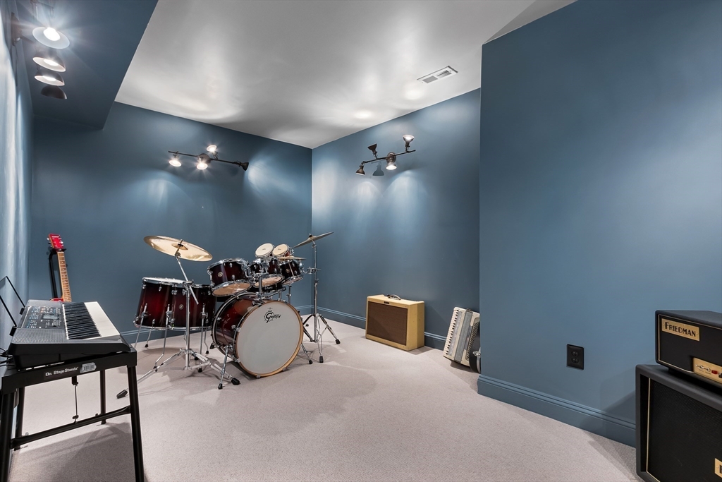 Needham, Massachusetts 02492, United States, 4 Bedrooms Bedrooms, ,6 BathroomsBathrooms,Residential,Pending,129799