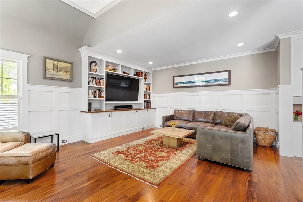 Needham, Massachusetts 02492, United States, 4 Bedrooms Bedrooms, ,6 BathroomsBathrooms,Residential,Pending,129799