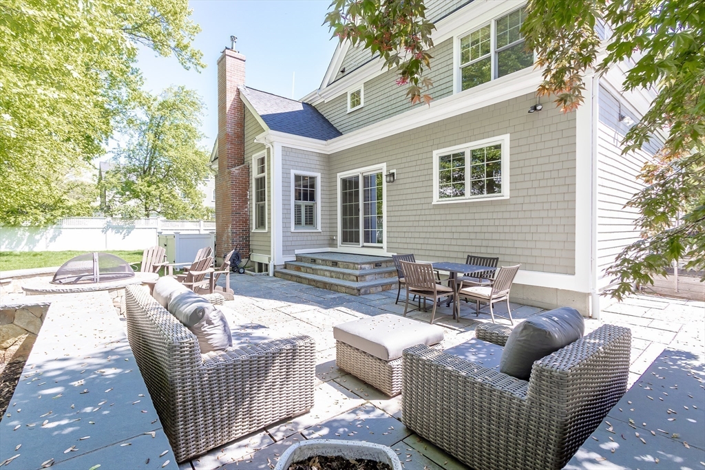 Needham, Massachusetts 02492, United States, 4 Bedrooms Bedrooms, ,6 BathroomsBathrooms,Residential,Pending,129799