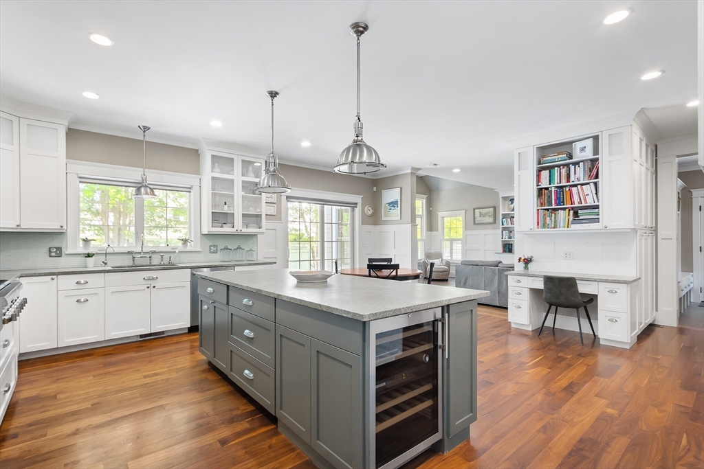 Needham, Massachusetts 02492, United States, 4 Bedrooms Bedrooms, ,6 BathroomsBathrooms,Residential,Pending,129799