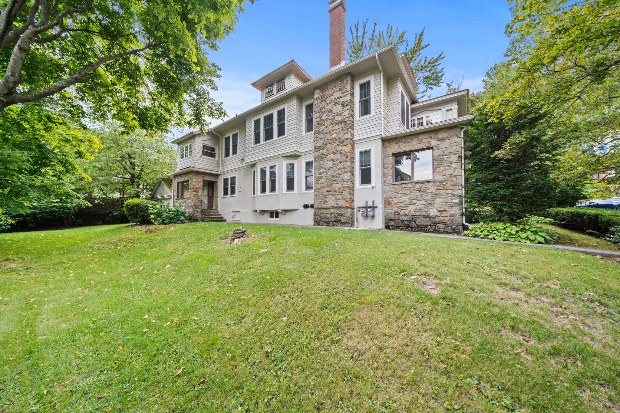 Click for 11 Roseland Road #2, Worcester, MA slideshow