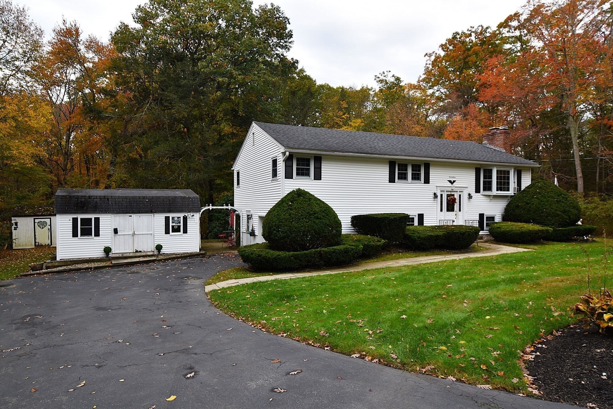 17 Wedgewood Ln