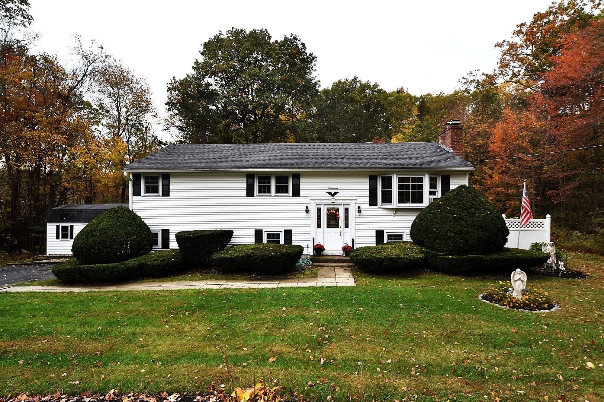 17 Wedgewood Ln