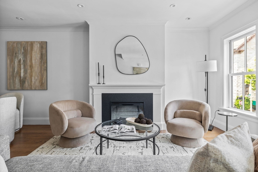253 W Third St