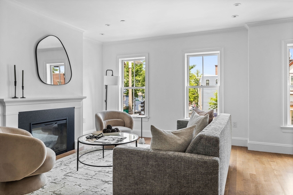 253 W Third St