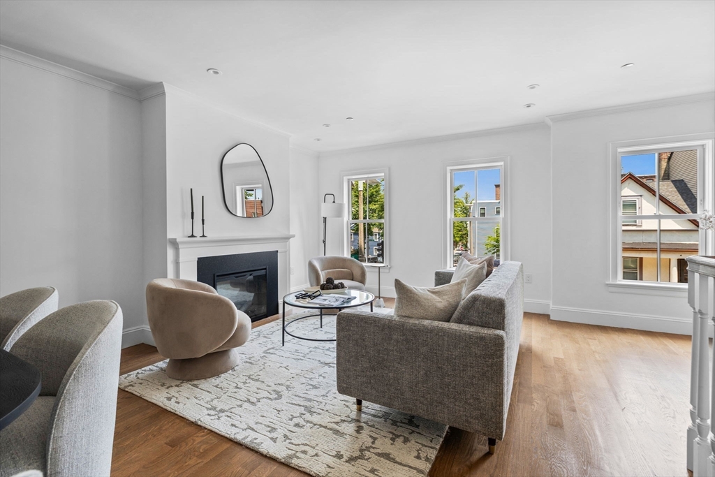 253 W Third St