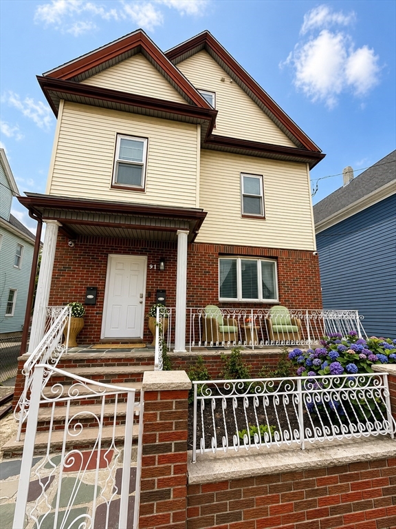 Click for 91 Francis St #2, Everett, MA slideshow Click for 91 Francis St #2, Everett, MA slideshow