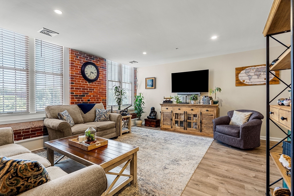 148 Main St O506