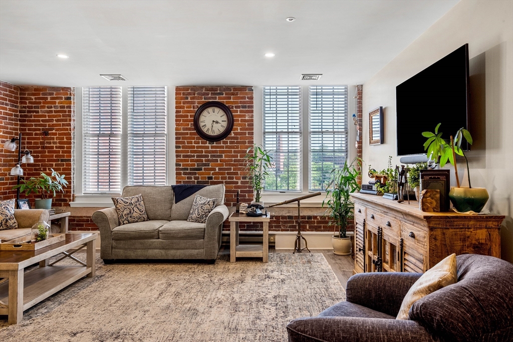 148 Main St O506