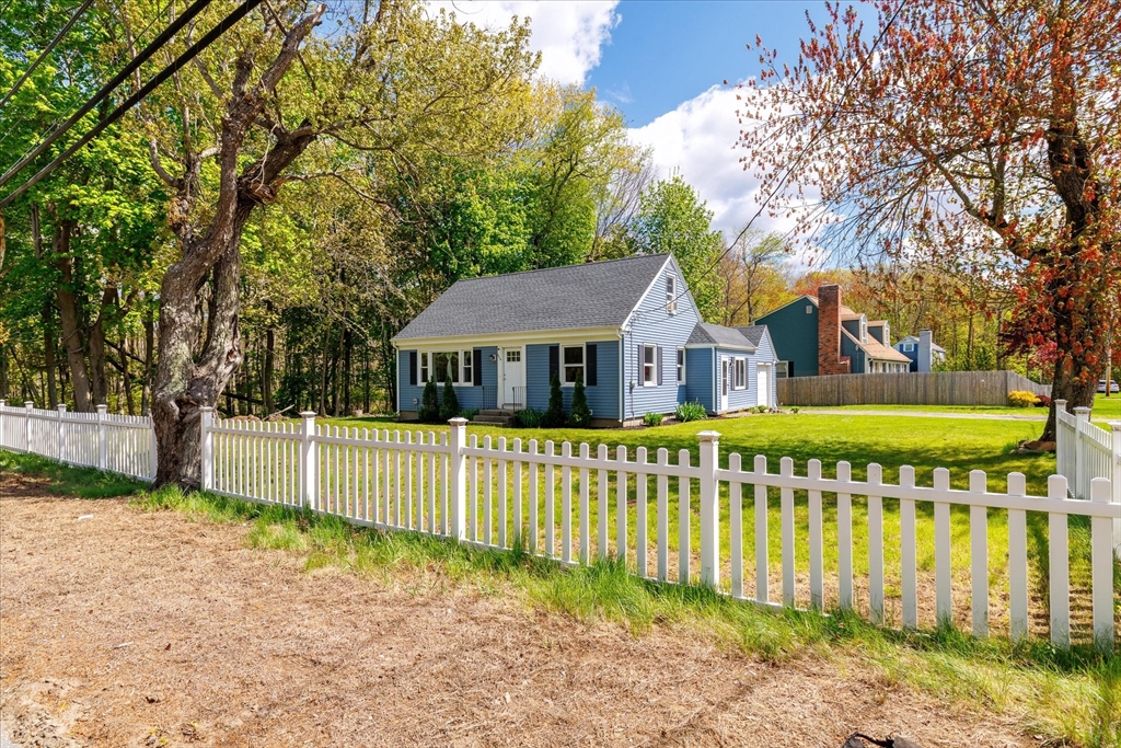 Photo of 376 Pleasant St, Paxton, MA
