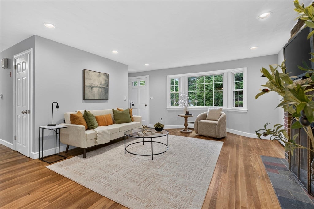 25 Gray Ter, Bedford, MA Photo #8