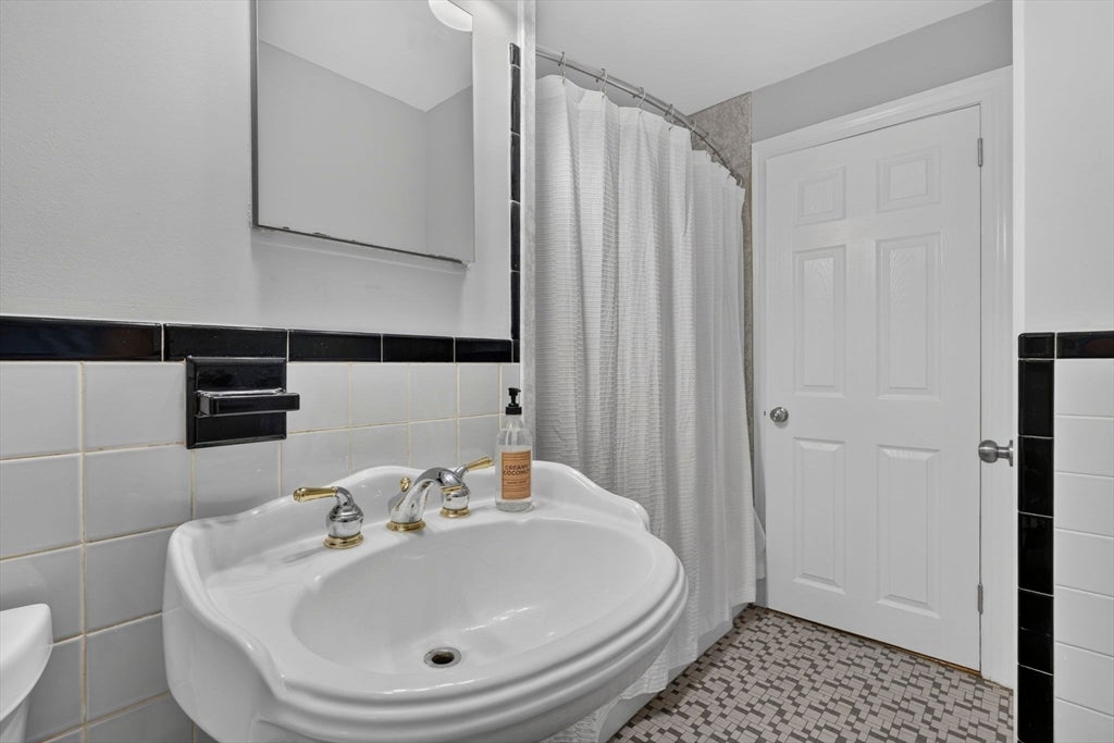 25 Gray Ter, Bedford, MA Photo #31