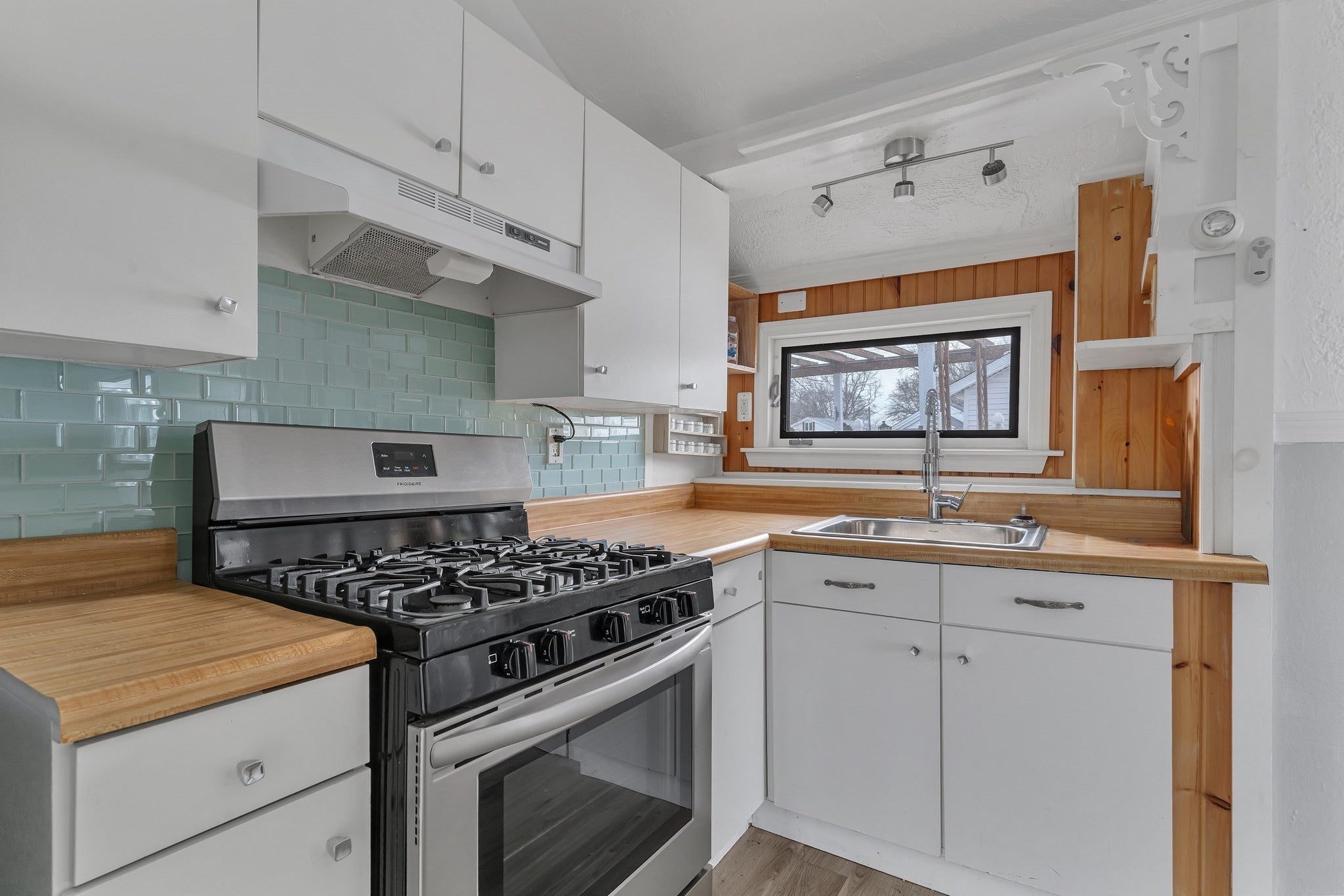 10-R Barnes St, Wareham MA 02571