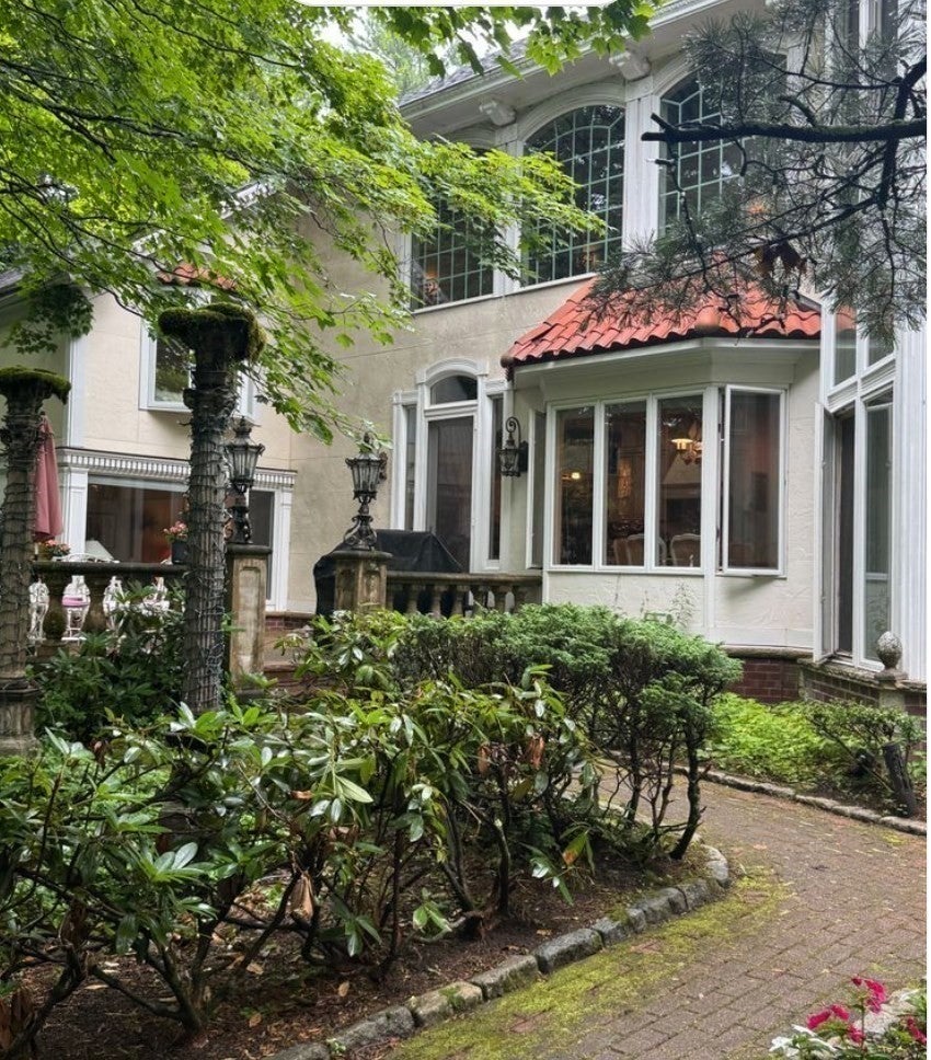 87 East Holland Road