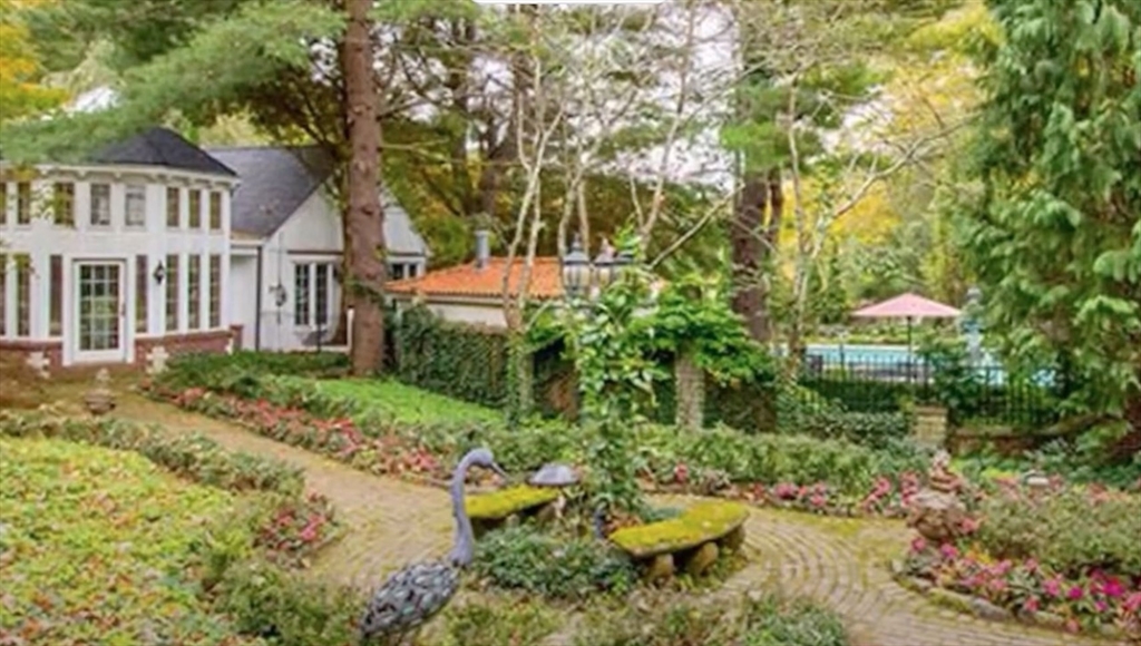 87 East Holland Road