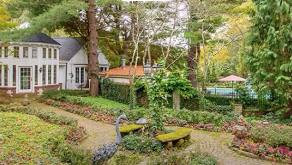 87 East Holland Road