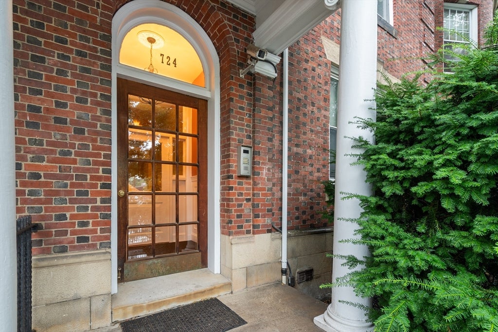 1724 Beacon St #1, Brookline, MA Photo #17