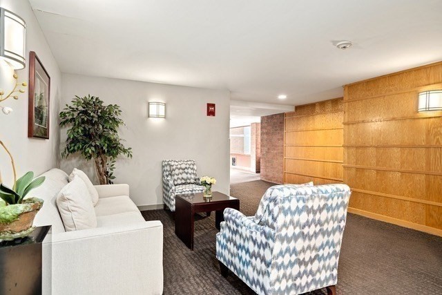 183 Oak Street 405