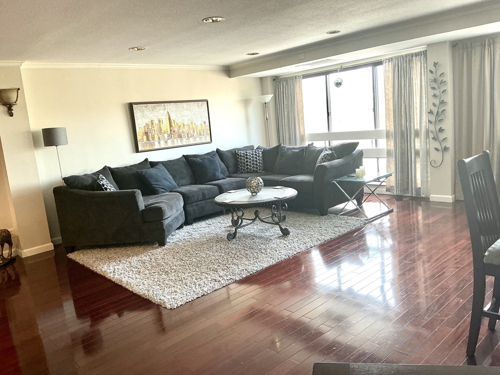 96 Old Colony Ave 558