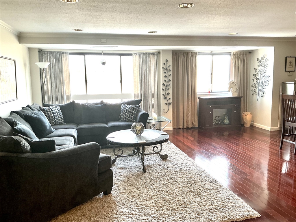 96 Old Colony Ave 558