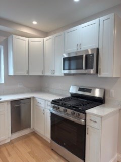 Wakefield, Massachusetts 01880, United States, 2 Bedrooms Bedrooms, ,1 BathroomBathrooms,Residential,Active,96872